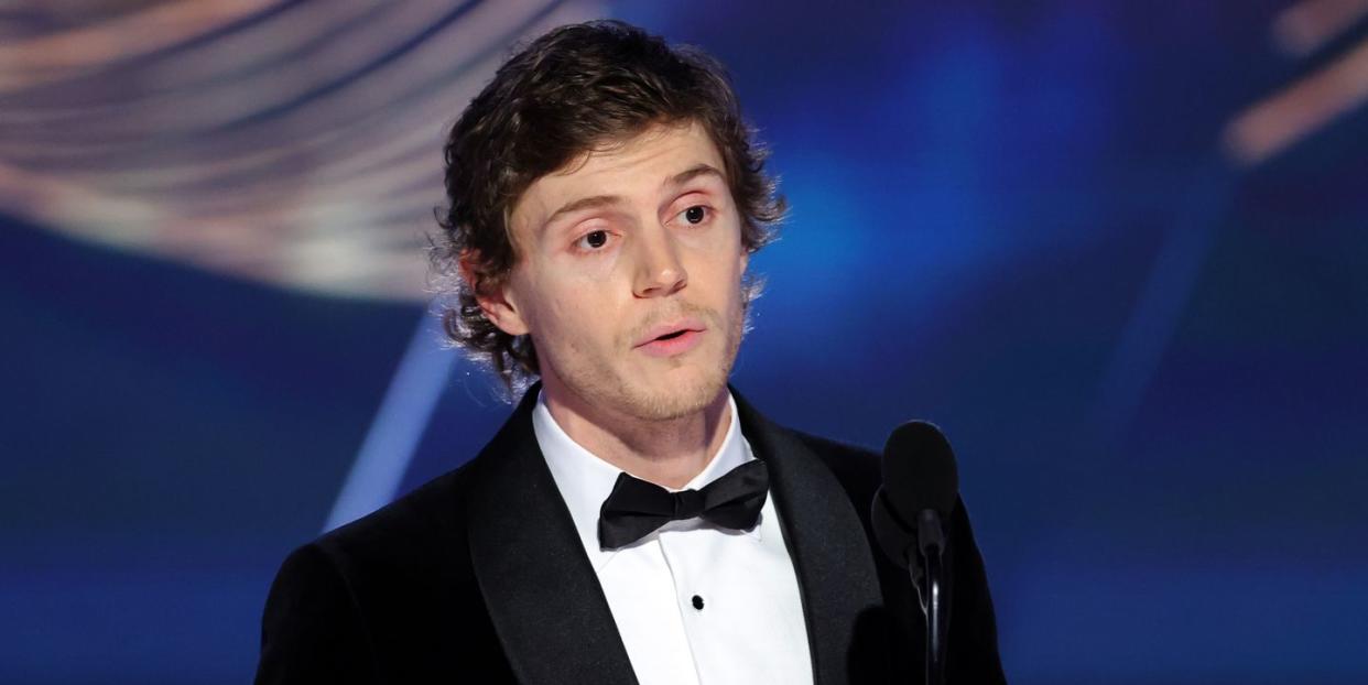 evan peters wins a golden globe