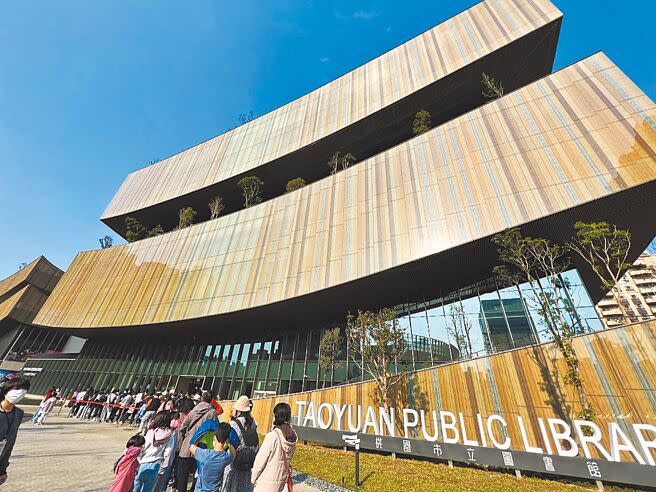 有「全台最美圖書館」之稱的桃園圖書新總館開幕以來人潮絡繹不絕。（蔡依珍攝）