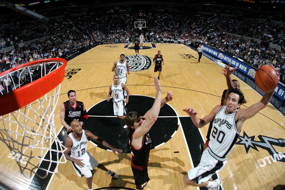 SAN ANTONIO, TX - El guardia Manu Ginolbili #20 de los San Antonio Spurs se eleva para clavar el balón ante los Philadelphia 76ers el 1 de diciembre de 2004 en el SBC Center en San Antonio, Texas. (Foto de Ronald Martinez/Getty Images)