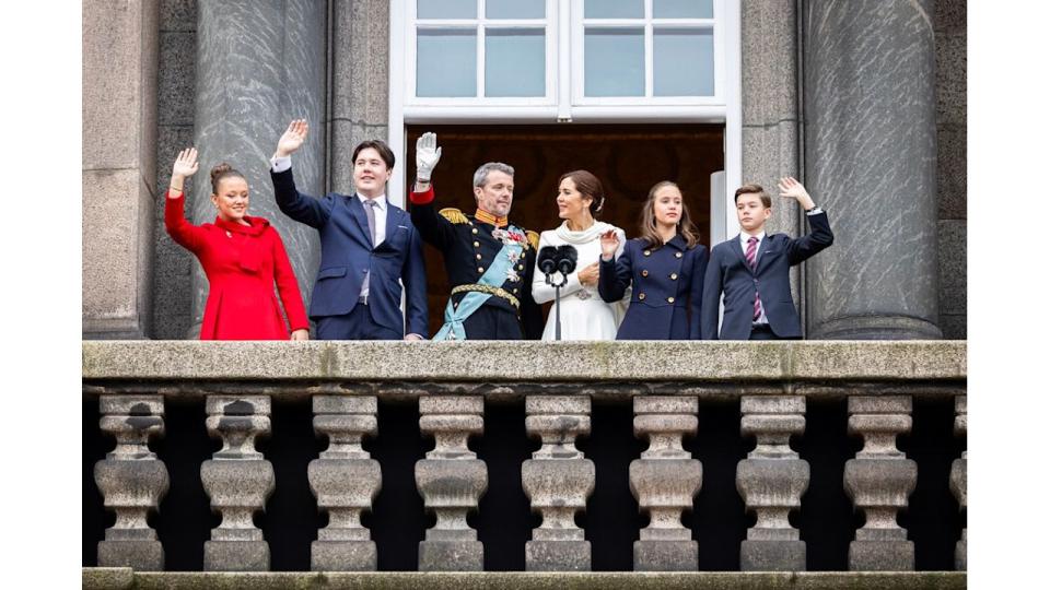 Princess Isabella, Crown prince Christian, King Frederik, Queen Mary, Princess Josephine and Prince Vincent waving from a balcony