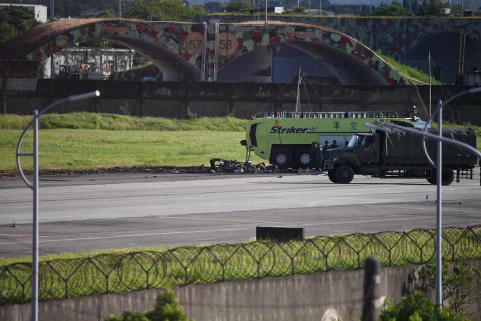 OH-58D戰搜直升機重落地，如今只剩殘骸。（圖／東森新聞）