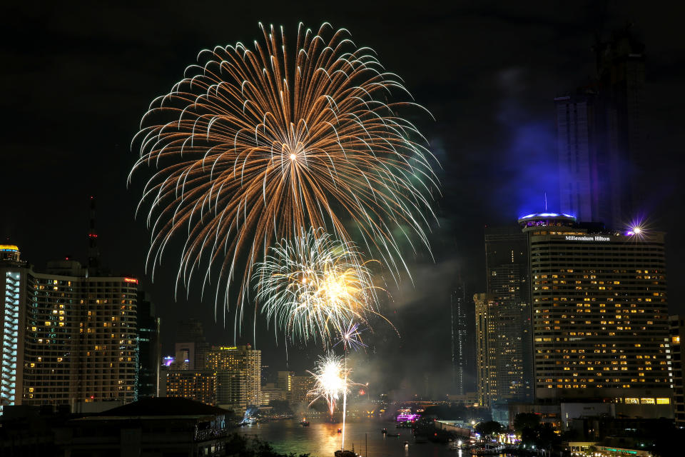 <p>Fireworks explode over Chao Phraya River during New Year’s celebrations in Bangkok, Thailand January 1, 2018. (Photo: Athit Perawongmetha/Reuters) </p>