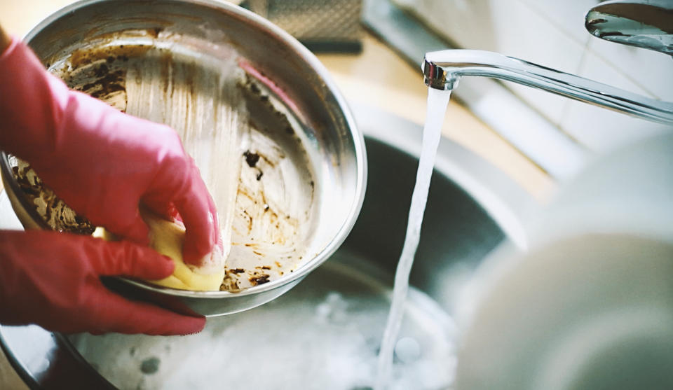 洗碗技巧3：專用刷先洗過 熱水沖更乾淨（圖片來源：Getty Image）