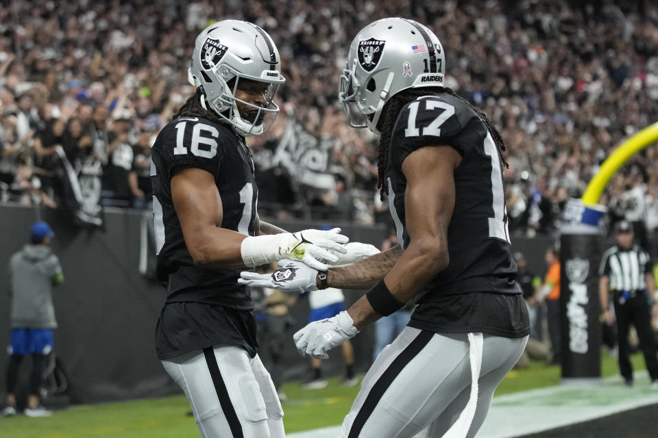 O wide receiver do Las Vegas Raiders, Jacoby Myers (16), comemora um touchdown com o wide receiver Davante Adams (17) durante a vitória do time sobre os Giants.  (Foto AP / John Lusher)