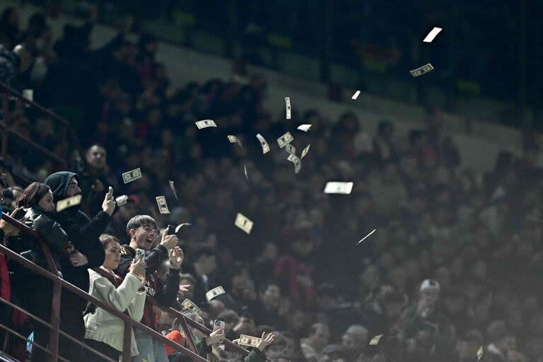 Gianluigi Donnarumma fue señalado por los hinchas de Milan por la forma en que dejó su equipo para irse a PSG; en su regreso al San Siro le arrojaron billetes falsos con su cara