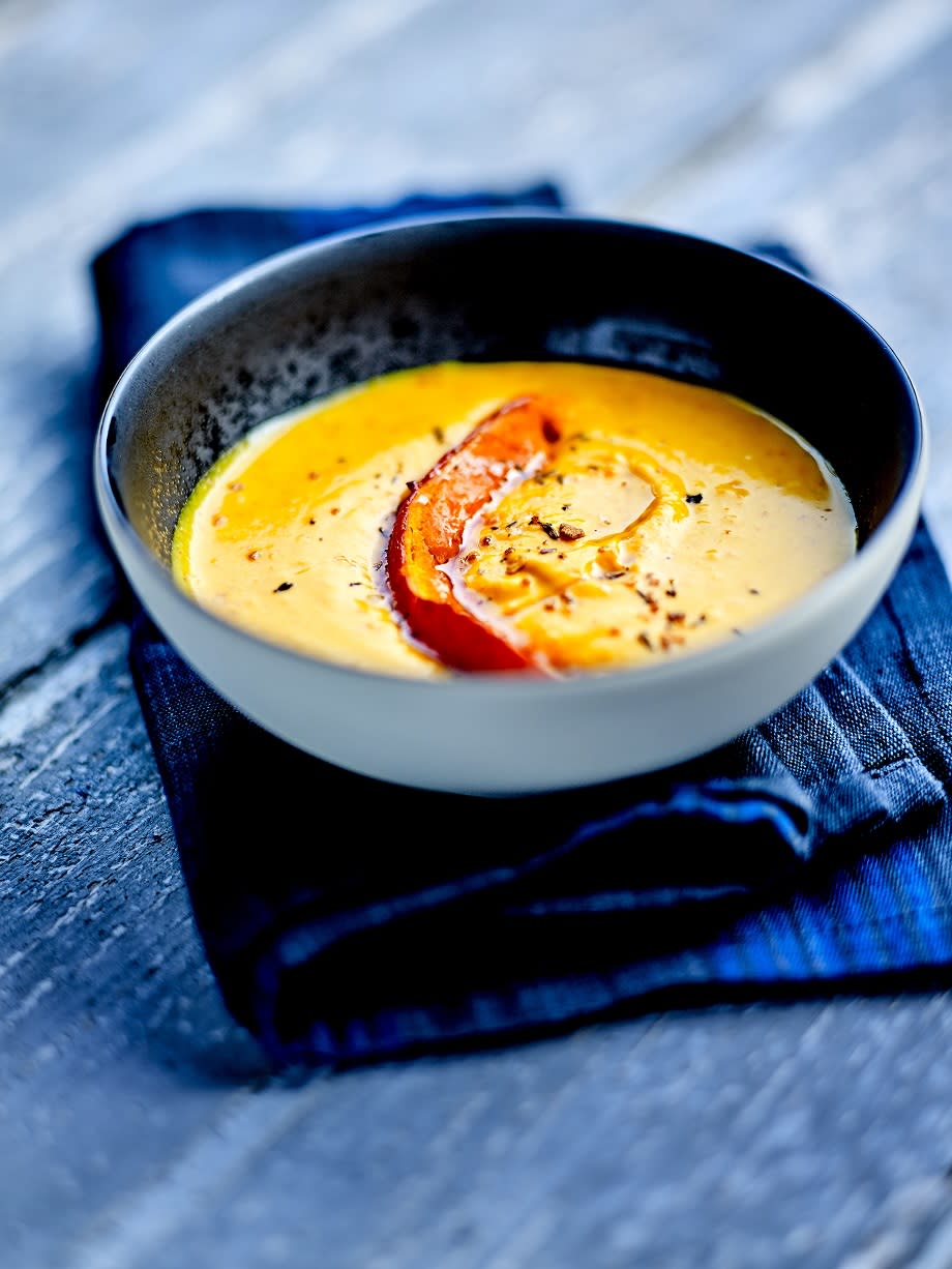 <p>Pour un résultat 100% vegan, on mise sur le lait d'amande.</p><p>Découvrez la recette du <a href="https://www.elle.fr/Elle-a-Table/Recettes-de-cuisine/Potimarron-potimarron-3407216" rel="nofollow noopener" target="_blank" data-ylk="slk:Velouté potimarron et lait d'amande;elm:context_link;itc:0;sec:content-canvas" class="link "><b>Velouté potimarron et lait d'amande</b></a></p><br>