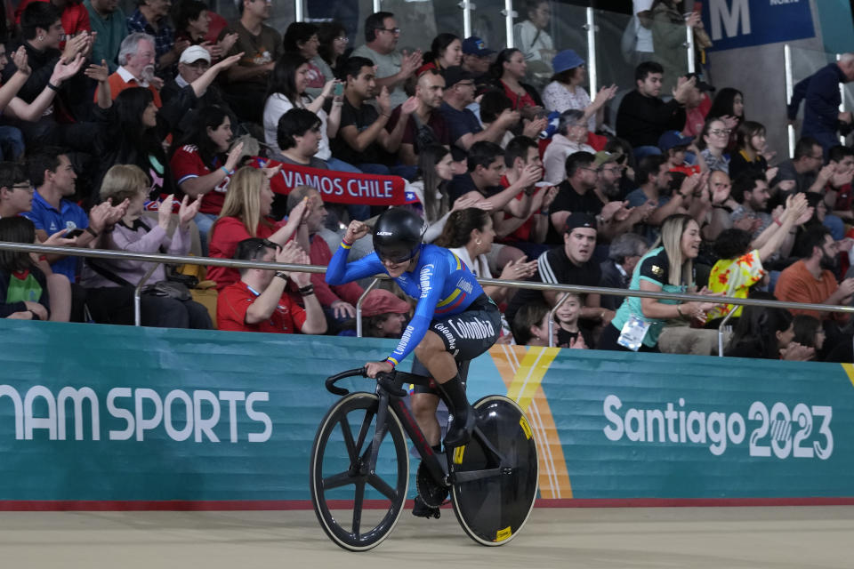 La colombiana Martha Bayona celebra la victoria en la final del keirin femenino del ciclismo de los Juegos Panamericanos en Santiago, Chile, el miércoles 25 de octubre de 2023. (AP Foto/Fernando Vergara)