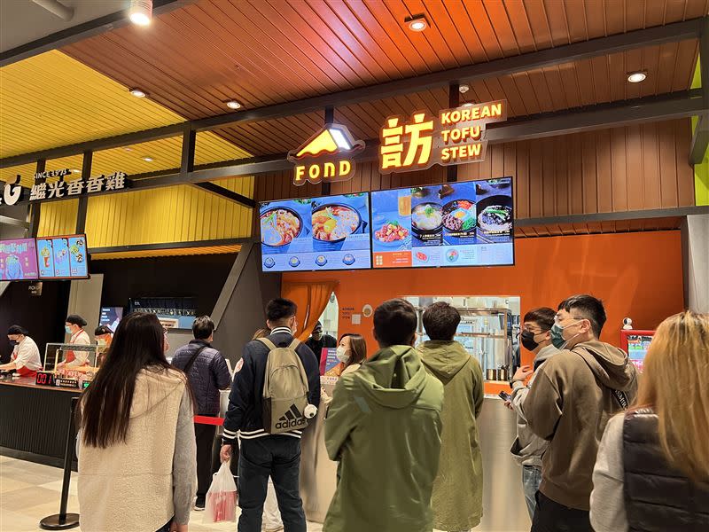 「FOND訪 韓國傳統豆腐鍋」高雄義享店開幕，即日起至1月18日及1月22日至25日限時7天豆腐鍋定食「任選買1送1」。（圖／風間餐飲集團提供）