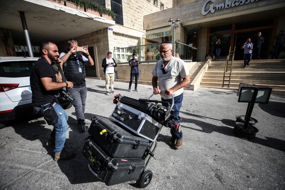 2024 年 5 月 5 日，以色列警方搜查了半島電視台租用作辦公室的酒店房間，取走攝影機等器材。(Photo by Saeed Qaq/NurPhoto)