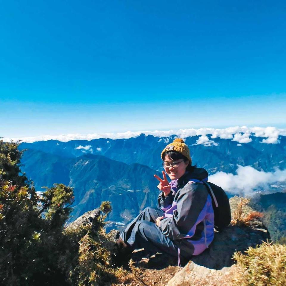 簡光燦的女兒簡雯妤於去年底，登上郡大山的留影。（簡光燦提供）