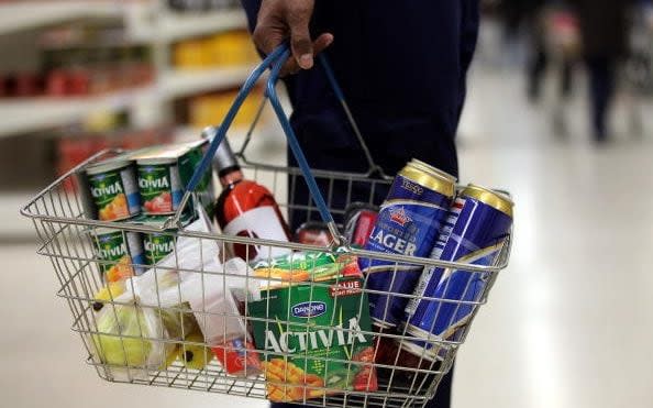 Supermarket shoppers spend more when they do it themselves - Bloomberg