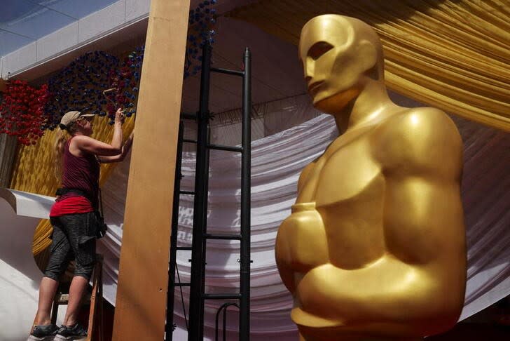 Un trabajador pinta una panel decorativo para la gala de entrega de los Oscar en Los Ángeles, California, EEUU. Marzo 26, 2022. REUTERS/Brian Snyder