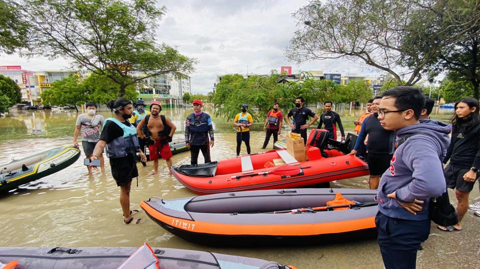 The relief team who are volunteers, have been working hard to get everyone out to safety. (PHOTO: Ushar Daniele)