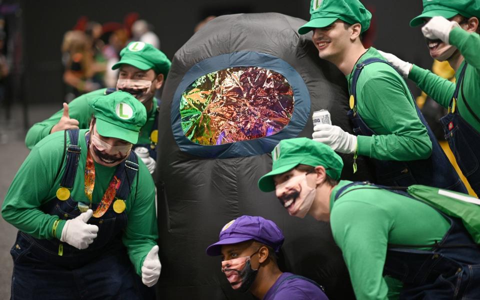 Der fünffache Luigi und ein potenzieller Verräter unter ihnen. Nein, Waluigi ist nicht gemeint, sondern das "Among Us"-Ding in der Mitte. (Bild: 2021 Getty Images/Ilya S. Savenok)