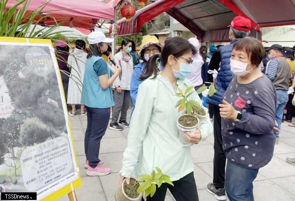 林保署屏東分署十二日同步在高屏六個地點辦理贈苗活動。