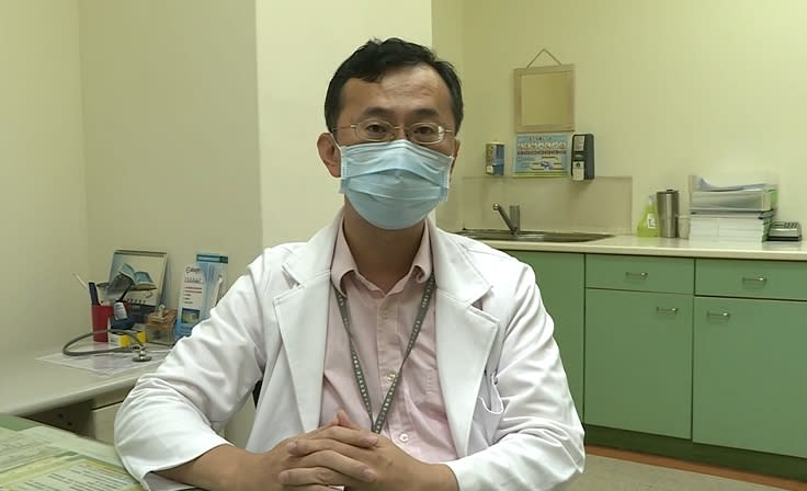 陳煌麒醫師表示潛水的動作讓他造成血管撕裂才導致吐血的現象。（圖／東森新聞）