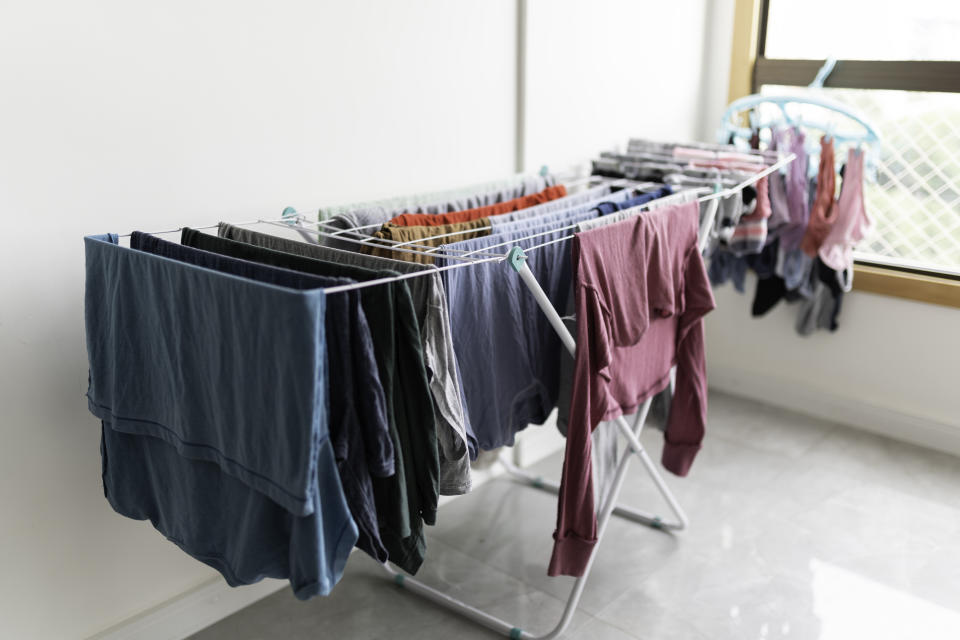 Mit einem simplen Trick wird aufgehängte Wäsche viel schneller trocken. (Bild: Getty Images)