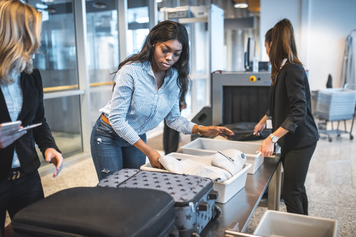 Las bandejas de seguridad estarían más sucias que los retretes. Foto: AzmanL/Getty Images