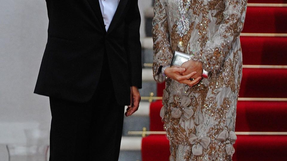 The Sultan of Brunei attended a dinner hosted by the late Queen Elizabeth II in London on the eve of the Kate and William's royal wedding in 2011. 