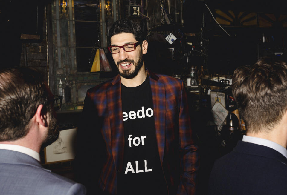 Enes Kanter Freedom, quien jugó para los Celtics de Boston hasta el mes pasado, asiste a una reunión de activistas prodemocracia en el restaurante Olive Tree Cafe en el vecindario de Greenwich Village en Nueva York, el 23 de febrero de 2022. (Sara Naomi Lewkowicz/The New York Times)
