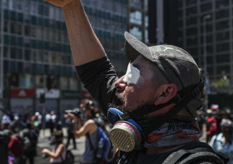 智利示威者貼上眼罩，抗議警方鎮暴濫用武力。智利示威持續一個多月來，已有220餘人在鎮壓中失明。（AP）