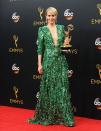 <p>Das glitzernde Emmy-Kleid von Sarah Paulson lässt uns grün vor Neid (verstanden?!?!) werden.<i> (Foto von Jason LaVeris/FilmMagic)</i></p>