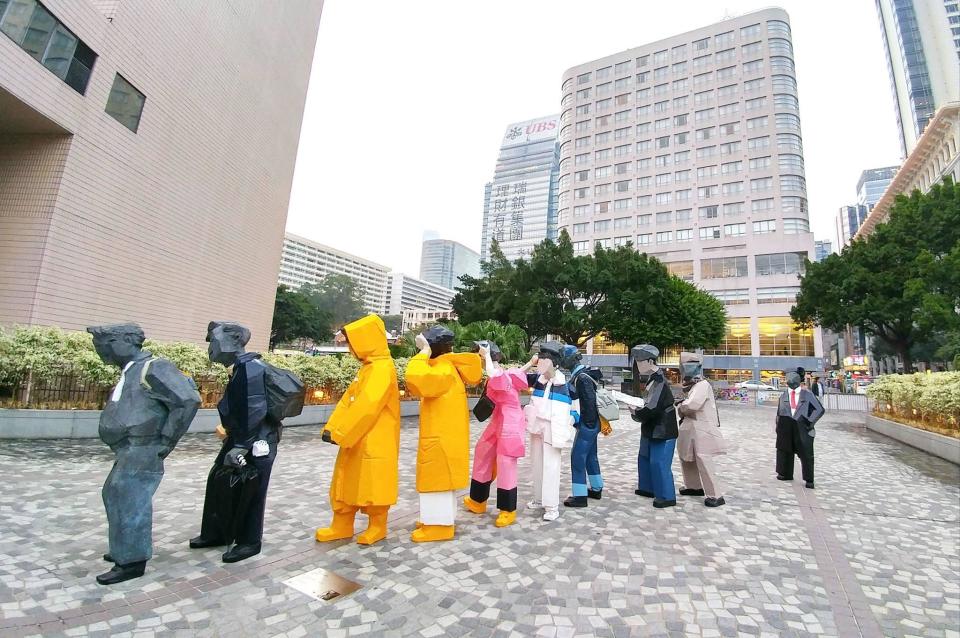 康文署移走文化中心雕塑及遮蓋黃色雨衣人像　解釋雕塑損耗