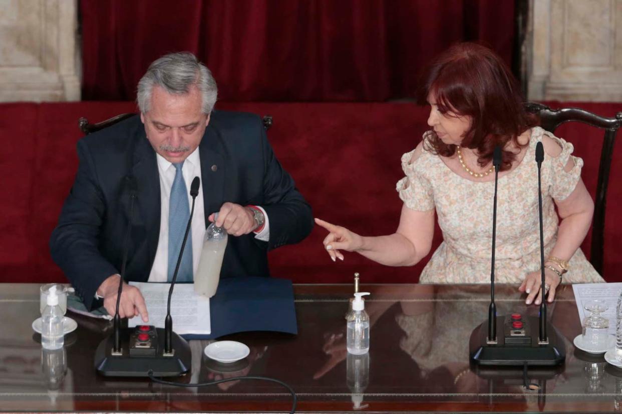 "Audio, botoncito, tiqui, tiqui": Cristina Kirchner ayudó a Alberto Fernández a prender el micrófono