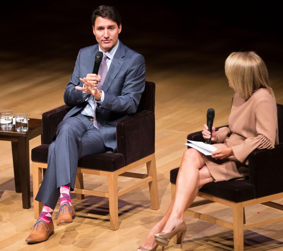 <p>Den Premierminister Kanadas kleiden nicht nur Smokings, sondern auch legere Outfits. So ist er auch mal in Used Jeans zu sehen. Markenzeichen seiner Looks allerdings sind Motivsocken in den verschiedensten Farben und mit den wildesten Mustern. (Archivbild: GEOFF ROBINS/AFP/Getty Images) </p>