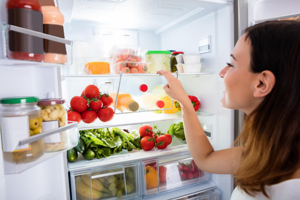 Organizar tu refrigerador de forma eficiente es esencial para ahorrar comida y dinero. Foto: Getty Images. 