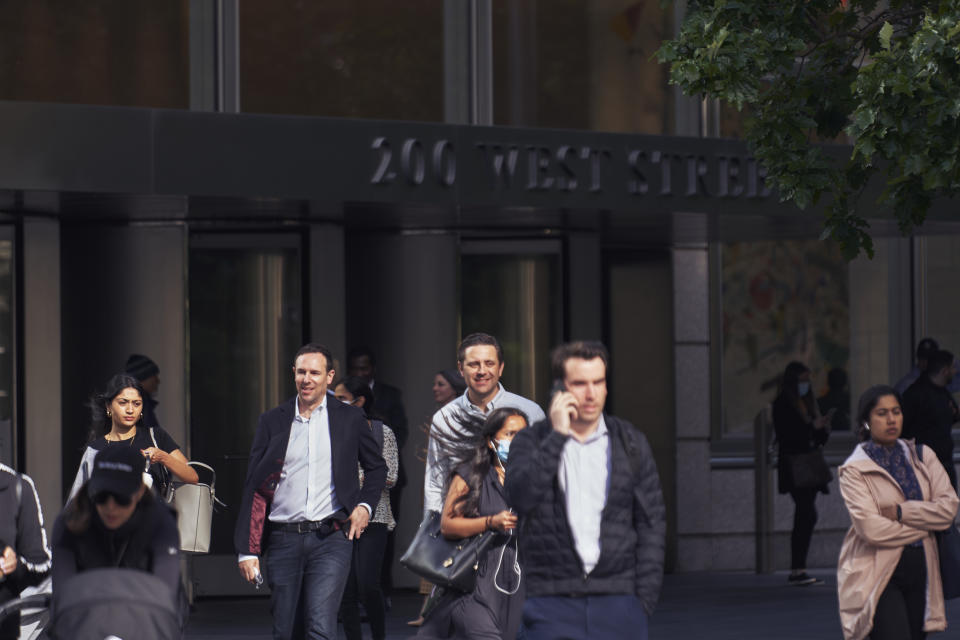 Gente caminando afuera del edificio de Goldman Sachs en Manhattan, el 25 de mayo de 2022. (An Rong Xu/The New York Times).