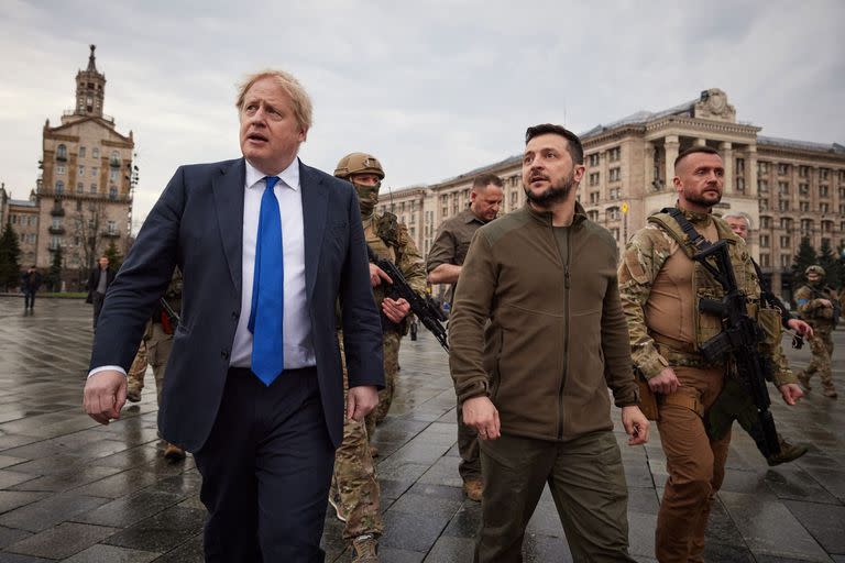 na foto difundida por el Servicio de Prensa Presidencial de Ucrania muestra al primer ministro británico Boris Johnson y al presidente ucraniano Volodymyr Zelensky caminando en el centro de Kiev, el 9 de abril de 2022.