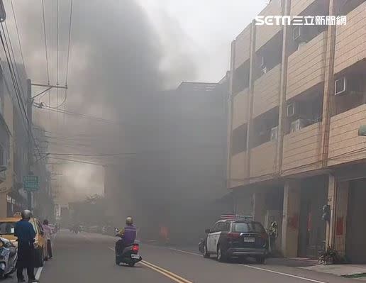 台中大雅一處分租透天厝驚傳縱火案，造成3人死亡、1人重傷，縱火畫面曝光。（圖／翻攝畫面）