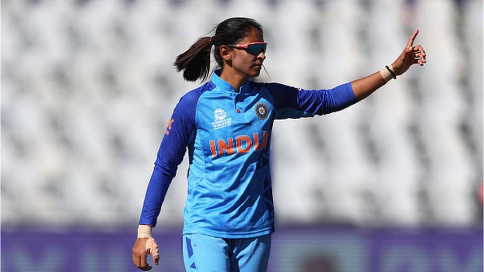Харманприт Каур из Индии реагирует на полуфинальный матч женского чемпионата мира по футболу ICC T20 между Австралией и Индией на стадионе Ньюлендс 23 февраля 2023 года в Кейптауне, Южная Африка.