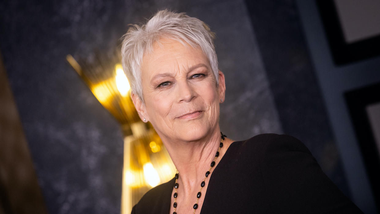  Jamie Lee Curtis smiling on the red carpet 