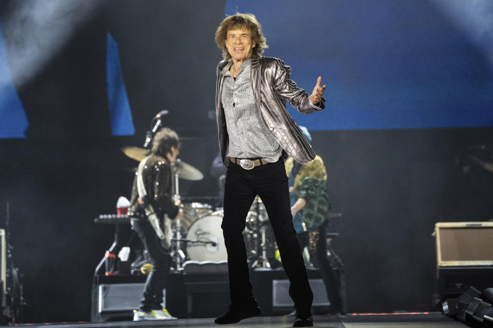 Mick Jagger de Los Rolling Stones se presenta en la primera noche de la etapa estadounidense de su gira "Hackney Diamonds" el domingo 28 de abril de 2024 en Houston. (Foto Amy Harris/Invision/AP)