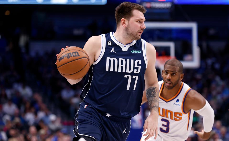 Luka Doncic (77) des Dallas Mavericks gère le ballon sous le regard de Chris Paul (3) des Phoenix Suns dans la première moitié du match à l'American Airlines Center le 5 mars 2023/ à Dallas, Texas.