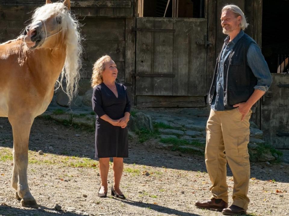 "Der Bergdoktor: Wer wir sind": Die anfänglichen Spannungen zwischen Andrea Hoffmann (ChrisTine Urspruch) und Wolfram Gessner (Götz Otto) haben sich gelegt. Dass die beiden etwas ganz Besonderes verbindet, ahnen sie aber noch nicht. (Bild: ZDF / Erika Hauri)