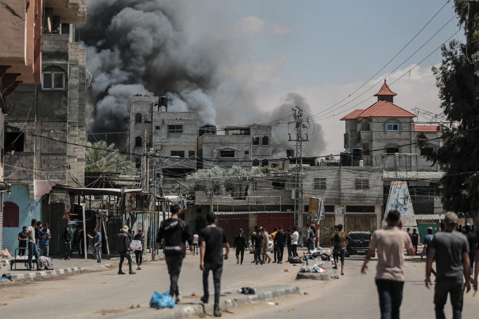 El humo se ve en Rafah tras los bombardeos de Israel. (Photo by Jehad Alshrafi/Anadolu via Getty Images)