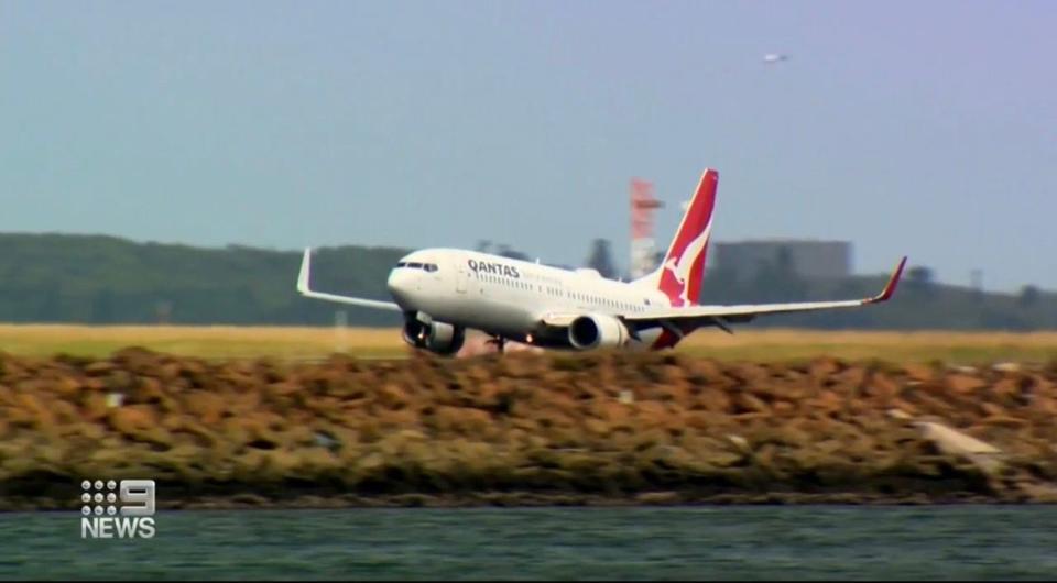 澳洲航空飛往雪梨途中引擎故障，一度發出求救訊號。（翻攝自9news推特）