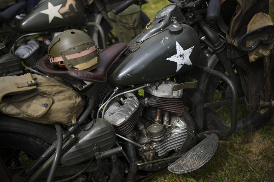 Una motocicleta Harley Davidson vintage del ejército de los Estados Unidos se muestra en la playa de Utah cerca de Sainte-Marie-du-Mont, Normandía, Francia, el martes 4 de junio de 2024. Alrededor de 150 motocicletas Harley Davidson vintage del ejército de los Estados Unidos participaron el martes en un desfile por carretera cerca de las playas de desembarco del Día D.. (AP Photo/Daniel Cole)