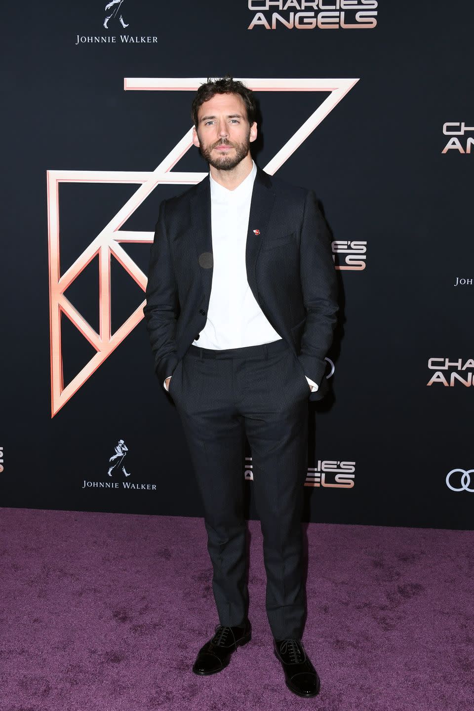 <p>It's the things you don't say. Or, in Sam Claflin's case, wear, with the Charlie's Angels star forgoing a tie to easily upgrade the classic two-piece.<br></p>