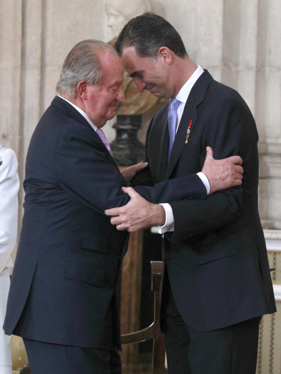 <p>El 2 de junio de 2014, Juan Carlos I abdicaba como rey de España y Felipe VI subía al trono el día 18 en un acto solemne y discreto que se celebró en el Palacio Real. (Foto: Gtres). </p>