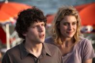 <p>Nach sechs Jahren im Filmgeschäft und Auftritten in viel beachteten Independent-Produktionen wie “LOL”, “Hannah Takes the Stairs” sowie “Greenberg” ist es nur folgerichtig, dass Greta Gerwig mit dem von ihr bewunderten Woody Allen die Komödie “To Rome With Love” dreht. In der Ensemble-Komödie hat sie zwar nur eine kleine Rolle der Freundin von Jesse Eisenbergs Charakter. Vom großen Meister atmosphärisch dichter und pointierter Komödien hat sie sich dennoch einiges abschauen können, wie Gerwig einmal gestand.</p><p>(Bild: Universal Pictures Video)</p>