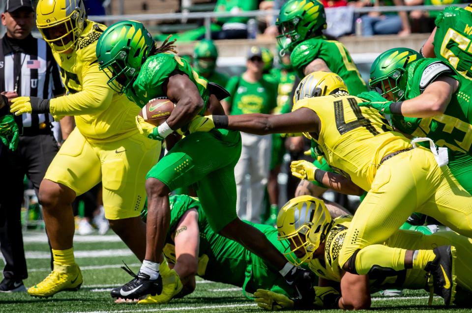 Green Team running back Noah Whittington (22) carries the ball during the Oregon Spring Game Saturday, April 23, 2022, at Autzen Stadium.