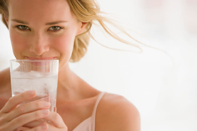 Wasser trinken – so viel brauchen wir und so schmeckt’s noch besser! (Bild: thinkstock)