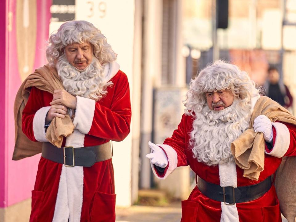 &quot;Das Weihnachtsschnitzel&quot;: Wolfgang (Ludger Pistor) und Günther (Armin Rohde, r.) ermitteln im Kostüm. (Bild: WDR/Frank Dicks)