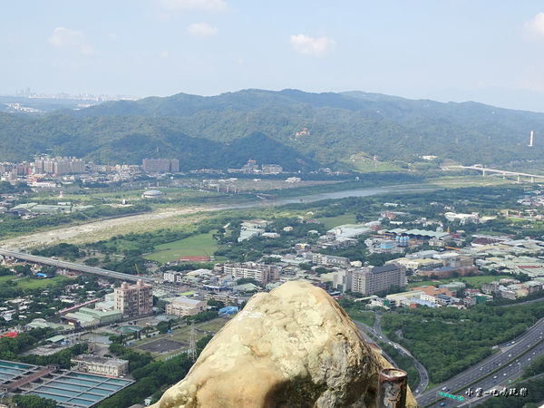 有三峽版鷹石尖之稱【鳶山登山步道】光復紀念鐘、鳶山山頂，登頂風景