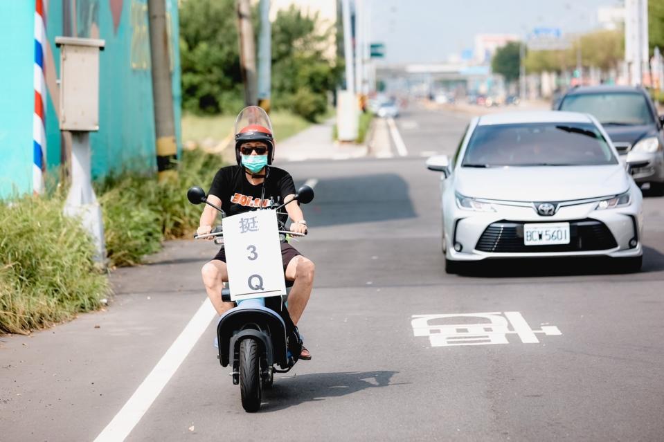 有支持者在機車上掛了「挺3Q」的看板。   陳柏惟服務處/提供