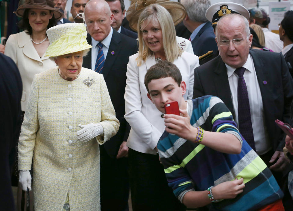 DAS OBERHAUPT DER BRITISCHEN KÖNIGSFAMILIE HASST SELFIES